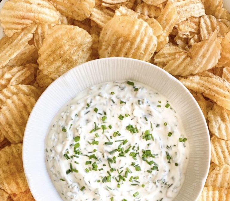 4-Ingredient Sour Cream Chive Dip