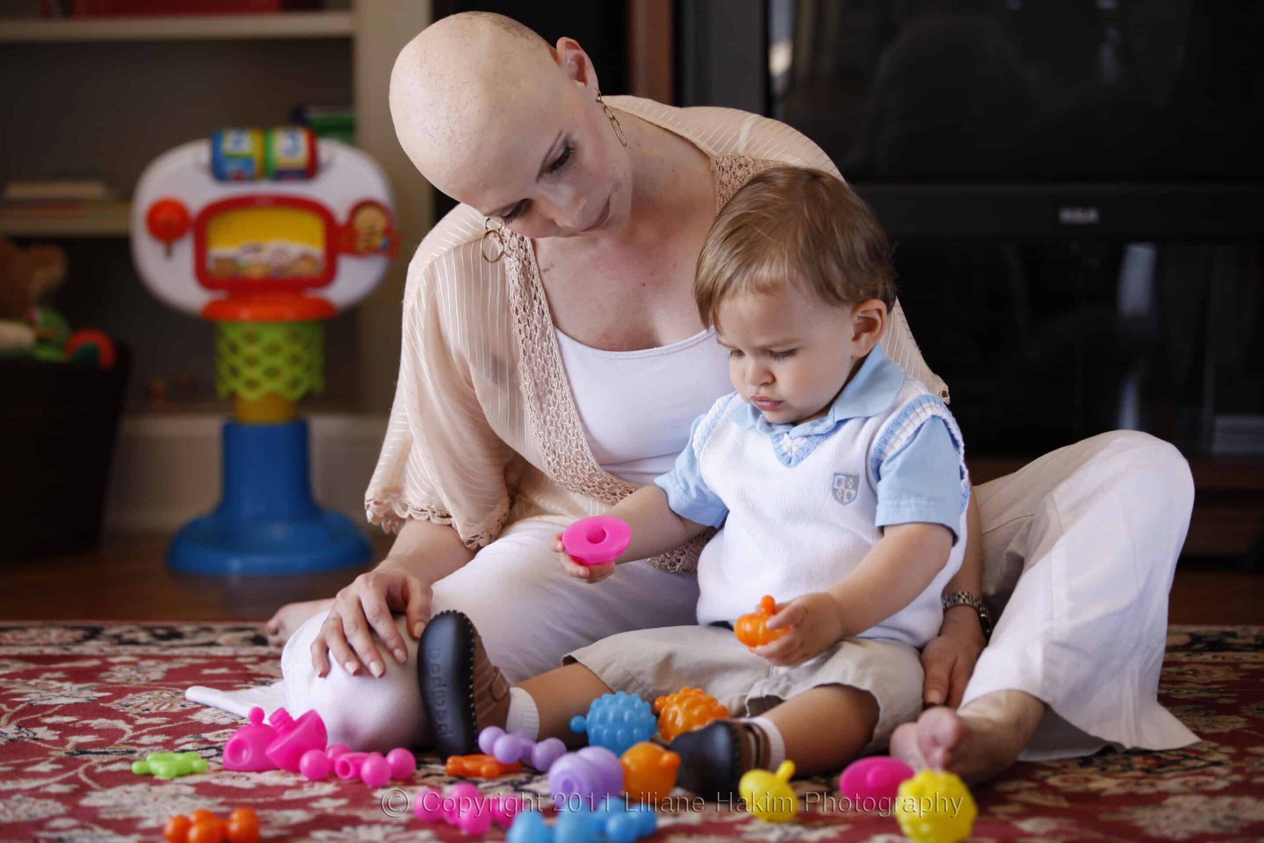 Olympic gymnast Shannon Miller and her son during her cancer battle<br />
