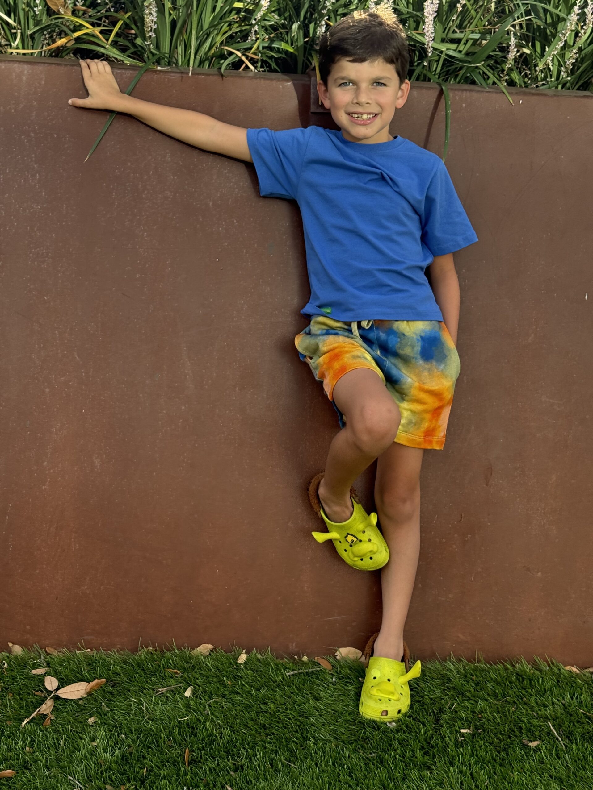 bekids-boy-sunset-shorts-blue-tshirt Young boy in BE.Kids Sunset shorts and Blue T-shirt, stylish and comfortable kids' clothing.